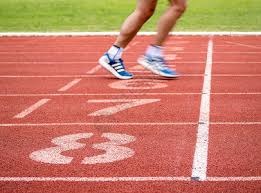 为什么外野手在判断接球位置时需要优先用语音确认接球权